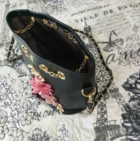 Bucket Tote 3D Flower Design - Picture 3 of 9